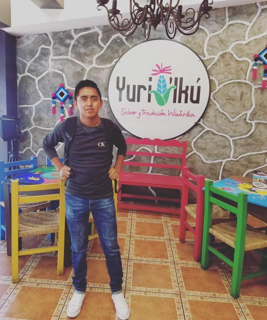 Félix Misael Bonilla Carrillo, joven originario de la comunidad de San Andrés Cohamiata, Jal. Félix es hablante y traductor de la lengua wixárika y creador de contenidos para el Proyecto Taniuki. 

Félix Misael Bonilla Carrillo pɨkiekame Taateikíe, Jal. ˀIikɨ temaikɨ wixárika niukieya pɨtaniuka, metá tsiere teiwarikɨ. Yaxeikɨ́a tsiere ˀeena Proyecto Taniuki tsie ti mieme pɨ ti tiwewiwa, pɨrakaˀɨ́tɨwa. 